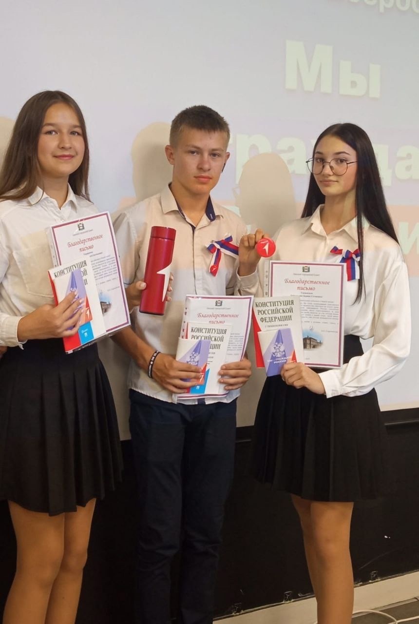 Участникам Движения Первых вручили паспорта граждан Российской Федерации.